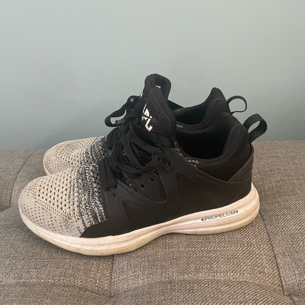 💗APL WOMENS SNEAKER ATHLETIC SHOES SIZE 7 EXCELLENT CONDITION